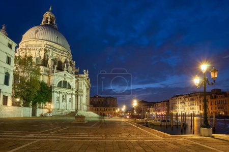 Foto de La hermosa arquitectura de Venecia, Italia, por la noche con un pequeño puente sobre un canal iluminado por la luz de la calle - Imagen libre de derechos