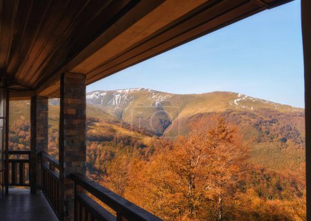 Téléchargez les photos : Vue sur les Carpates, les sommets majestueux s'élèvent majestueusement sur fond de feuillage vibrant, créant une tapisserie de couleurs envoûtante. - en image libre de droit
