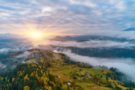 Téléchargez les photos : Survol du brouillard dans les Carpates ukrainiennes en été. Des montagnes à l'horizon. Une épaisse couche de brouillard recouvre les montagnes d'un tapis continu. Vue aérienne du drone. - en image libre de droit