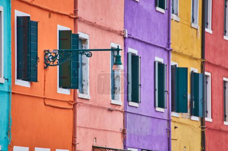 Foto de Isla de Burano, paredes coloridas tradicionales de las antiguas casas comunes y una linterna de calle, fondo arquitectónico. - Imagen libre de derechos