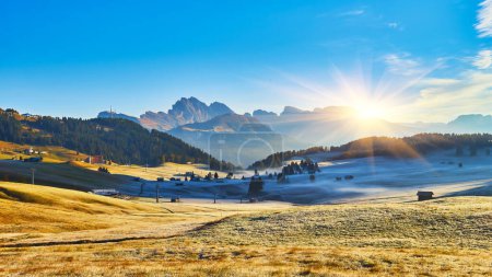Téléchargez les photos : Sunrise at Alpe di Siusi in the Dolomites, autumn - en image libre de droit