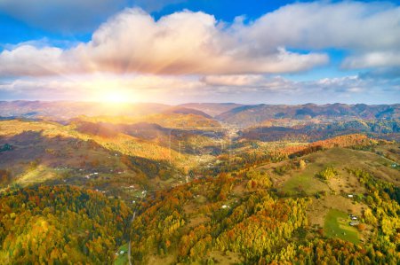 Téléchargez les photos : Vue sur les montagnes par une journée ensoleillée d'automne - en image libre de droit