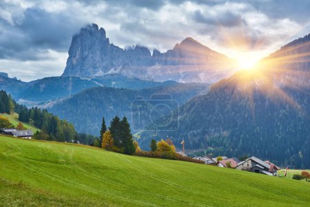 Téléchargez les photos : Italie. Dolomites. Paysage d'automne avec des couleurs vives, maison et mélèzes dans la douce lumière du soleil
. - en image libre de droit