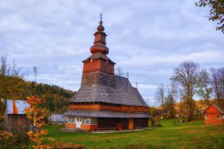 Foto de Iglesia de madera situada en un pintoresco pueblo en el oeste de Ucrania. - Imagen libre de derechos