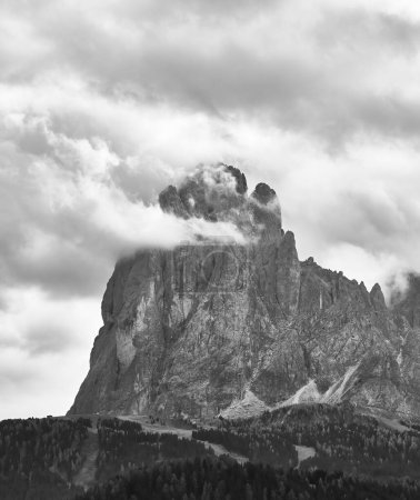 Téléchargez les photos : Monochrome picture of climber on the rock in the Dolomites against the backdrop of the mountains panorama. - en image libre de droit