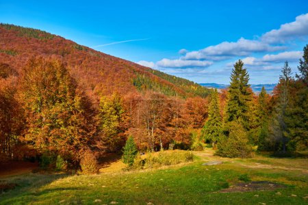 Foto de Una escena tranquila: una madrugada de otoño en las montañas con un pueblo sereno ubicado en un colorido valle - Imagen libre de derechos