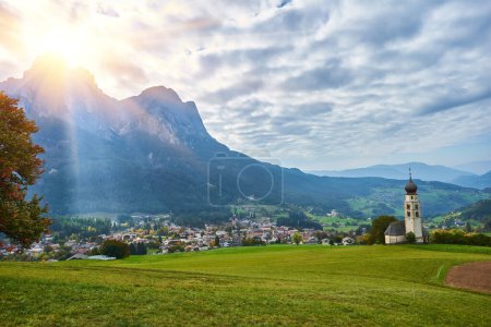 Foto de St. Valentin Kastelruth Village Church in the summer in the Dolomite Alps. Amazing landscape with small chapel on sunny meadow and Petz peak at Kastelruth commune. Dolomites, South Tyrol, Italy - Imagen libre de derechos