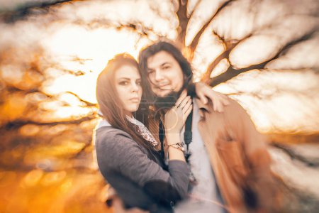 Téléchargez les photos : Couple profondément amoureux dans le contexte de l'automne. Le flou de fond fort et non conventionnel, réalisé avec un objectif spécialisé - en image libre de droit