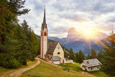 Foto de Church of San Giacomo. Ortisei, Gardena Valley, South Tyrol, Dolomites, Italy, Europe - Imagen libre de derechos