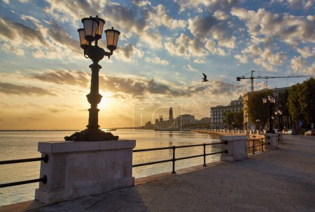Foto de Bari - El paseo marítimo en la luz de la mañana, Italia. - Imagen libre de derechos