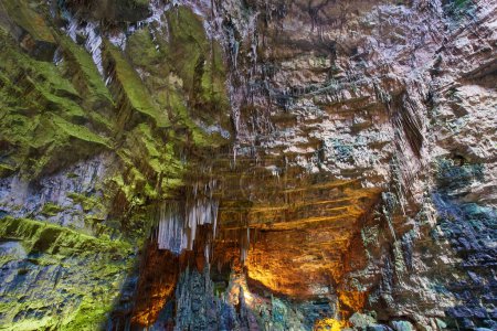 Foto de Cueva de Grotta Bianca en Grotte di Castellana llena de estalactitas y estalagmitas en Puglia, Italia - Imagen libre de derechos