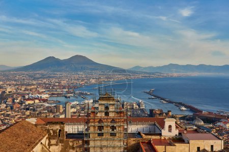 Téléchargez les photos : Naples, Italie : Vue panoramique de la ville et du port avec le Vésuve à l'horizon depuis les collines de Posilipo. Paysage balnéaire de la ville port et golfe sur la mer Tyrrhénienne. - en image libre de droit