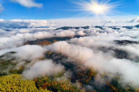 Téléchargez les photos : Le brouillard se répand sur les montagnes à l'aube. Le soleil se lève à l'horizon. Carpates ukrainiennes le matin. Vue aérienne du drone. - en image libre de droit