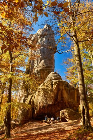 Téléchargez les photos : Pierres de colombier, groupe de roches, grottes naturelles et artificielles sculptées dans la pierre dans la forêt, nommé d'après le chef du mouvement oprychky Oleksa Colombier
. - en image libre de droit