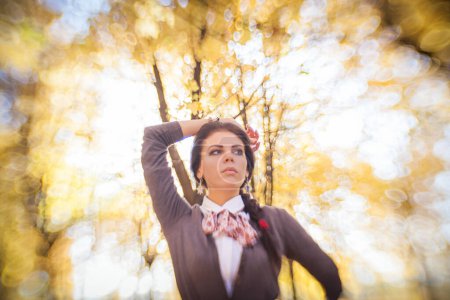 Téléchargez les photos : Brunette femme prend le devant de la scène au milieu des couleurs enchanteresses de l'automne. - en image libre de droit