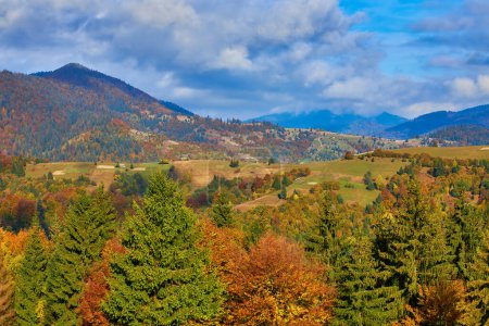 Foto de Una escena tranquila: una madrugada de otoño en las montañas con un pueblo sereno ubicado en un colorido valle - Imagen libre de derechos