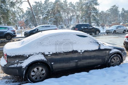 Téléchargez les photos : Voiture sous la neige dans la ville - en image libre de droit