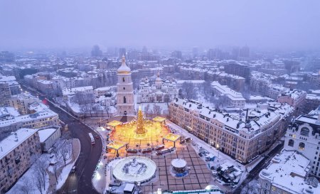 Foto de Principal árbol de Navidad de Ucrania iluminado en Kiev Ucrania. Noche de invierno en la ciudad antes de las vacaciones de Año Nuevo. - Imagen libre de derechos