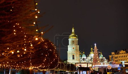 Téléchargez les photos : Sapin de Noël festif avec guirlandes de l'année 2022 et cathédrale Sainte-Sophie à Kiev, Ukraine. - en image libre de droit