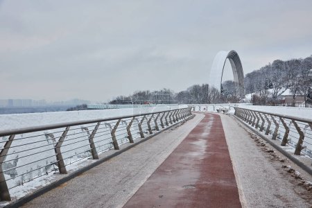 Téléchargez les photos : Pont piéton-vélo à Kiev par temps neigeux. - en image libre de droit