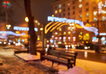 Téléchargez les photos : Fond flou rue de la ville avec des illuminations de Noël, fond de vacances flou avec les gens. - en image libre de droit