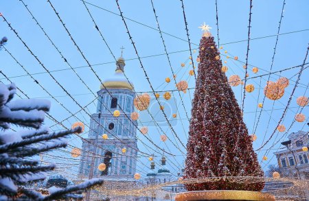 Foto de Árbol de Navidad festivo con guirnaldas del año 2022 y la catedral de Santa Sofía en Kiev, Ucrania. - Imagen libre de derechos
