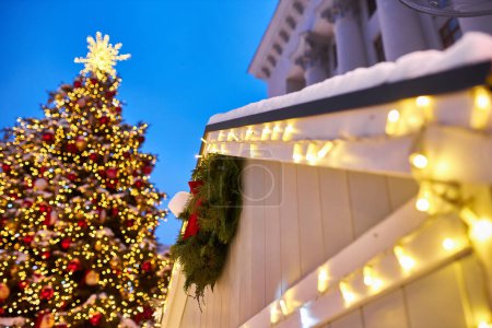 Téléchargez les photos : Beau fond de Noël blanc délicat avec perles, boules, décor du nouvel an - en image libre de droit