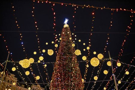 Téléchargez les photos : Arbre de Noël et lumières la nuit à Kiev. - en image libre de droit
