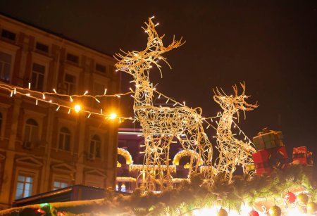 Foto de Decoraciones navideñas en una calle de la ciudad. Ramas de abeto y conos de pino en invierno, celebración de Año Nuevo, magia de las vacaciones - Imagen libre de derechos