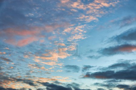 Téléchargez les photos : Une scène de coucher de soleil à couper le souffle avec des teintes colorées peignant le ciel. nuages gonflants créent une toile de fond magnifique, évoquant un sentiment de tranquillité et d'émerveillement, fond naturel - en image libre de droit