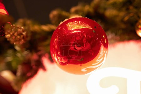 Foto de Árbol de Navidad con globos rojos en la calle de la ciudad por la noche - Imagen libre de derechos
