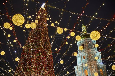 Téléchargez les photos : Sapin de Noël festif avec guirlandes de l'année 2022 et cathédrale Sainte-Sophie à Kiev, Ukraine. - en image libre de droit