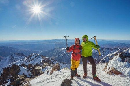 Téléchargez les photos : Deux touristes au sommet de la montagne en hiver au sommet du Mont Toubkal, Maroc, - en image libre de droit