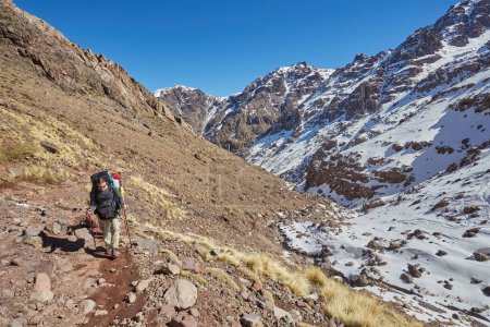 Foto de Senderismo hasta la cumbre de Jebel Toubkal, la montaña más alta de Marruecos. - Imagen libre de derechos