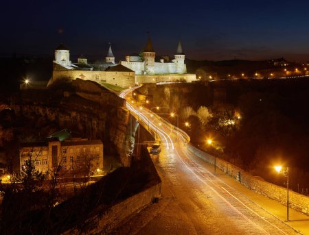 Téléchargez les photos : Ancien château médiéval ville château de Kamenetz-Podolsk, Ukraine est l'un des monuments historiques. - en image libre de droit