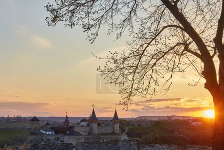 Téléchargez les photos : Ancien château médiéval ville château de Kamenetz-Podolsk, Ukraine est l'un des monuments historiques. - en image libre de droit