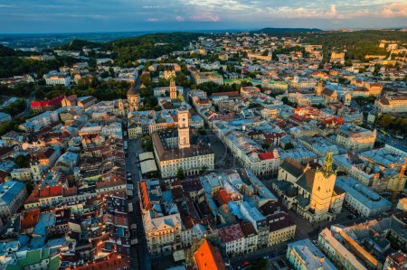 Téléchargez les photos : Toits de la vieille ville de Lviv en Ukraine pendant la journée. L'atmosphère magique de la ville européenne. Point de repère, l'hôtel de ville et la place principale. Photo de drone. - en image libre de droit