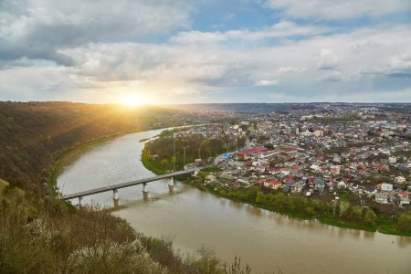 Téléchargez les photos : La rivière Dniester et la ville de Zalishchyky, vue aérienne, un beau paysage de la ville entourée d'une rivière, sous la forme d'un fer à cheval. Ukraine, voyage - en image libre de droit