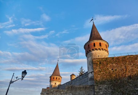 Téléchargez les photos : La partie du vieux château de Kamianets-Podilskyi sous un ciel gris nuageux. La forteresse située dans la nature pittoresque de la ville historique de Kamianets-Podilskyi, en Ukraine - en image libre de droit