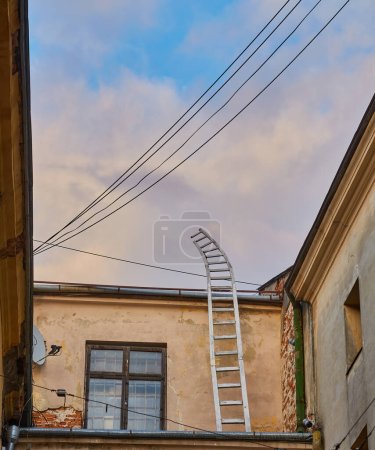 Foto de Escalera curvada decorativa al techo de la casa. escaleras que conducen al cielo. - Imagen libre de derechos
