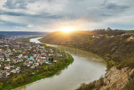 Téléchargez les photos : Belle vue sur une petite ville historique Zalishchyky situé sur la rivière Dniester dans la région de Ternopil, Ukraine - en image libre de droit