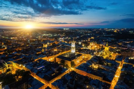 Téléchargez les photos : Vue panoramique sur le coucher du soleil au-dessus de la vieille ville européenne. vue d'oeil d'oiseau. - en image libre de droit