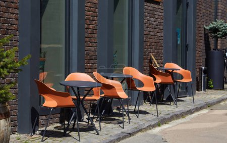 Téléchargez les photos : Table basse et chaises dans la rue - en image libre de droit