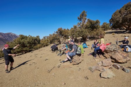 Foto de Un grupo de turistas recorriendo las impresionantes montañas del Atlas en Marruecos, abrazando la belleza del terreno accidentado y conectándose con la naturaleza - Imagen libre de derechos