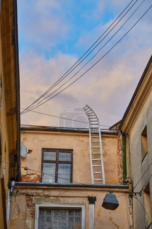 Téléchargez les photos : Escalier courbé décoratif au toit de la maison. escaliers menant au ciel. - en image libre de droit
