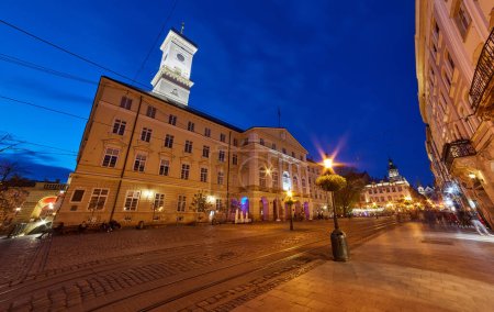 Téléchargez les photos : Vieille ville centre de la hauteur dans la soirée, Lvov, Ukraine - en image libre de droit