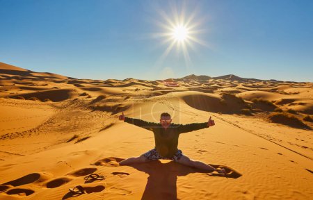 Téléchargez les photos : Homme dans le désert du Sahara - en image libre de droit