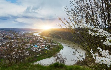 Foto de Hermosa vista a una pequeña ciudad histórica Zalishchyky situado en el río Dniester en la región de Ternopil, Ucrania - Imagen libre de derechos
