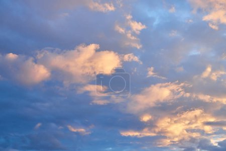 Téléchargez les photos : Lumière du jour. Composition naturelle du ciel. Élément de conception. - en image libre de droit