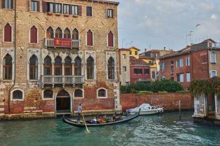 Foto de Venecia, Italia - 14 de octubre de 2018: Hermoso canal estrecho con agua sedosa en Venecia, Italia - Imagen libre de derechos